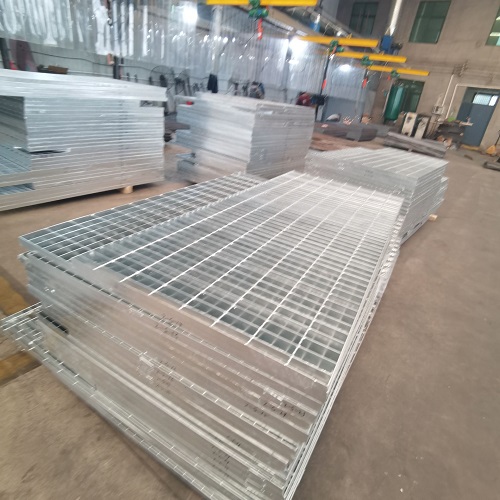 污水處理廠鋼格板如何選？防滑耐腐是關(guān)鍵！