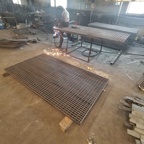 地鐵站臺(tái)鋼格板防滑處理：避免雨天事故！