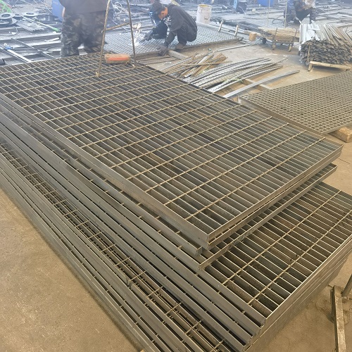 高空作業(yè)平臺專用鋼格板：安全承重設(shè)計全解析！